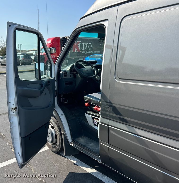 image for item ET3173 2004 Dodge Sprinter inmate transport van