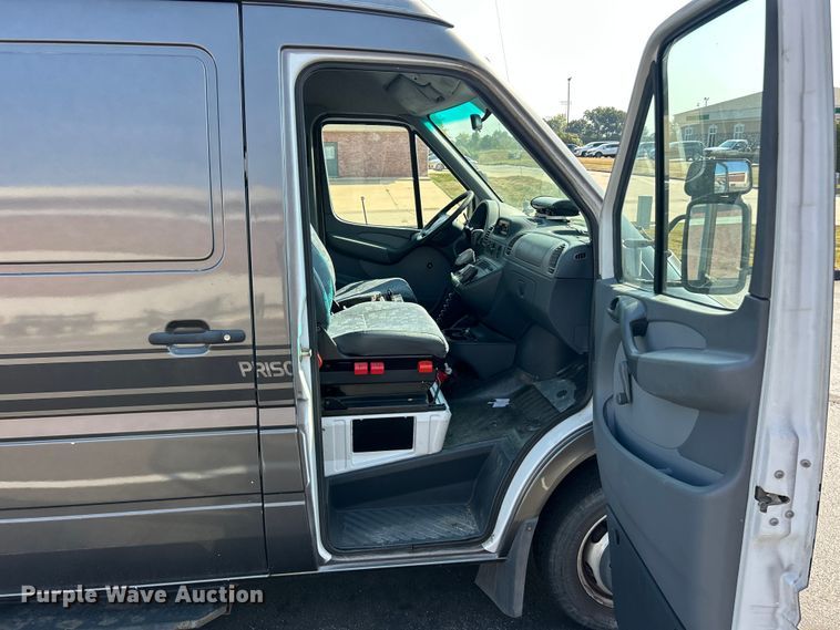 image for item ET3173 2004 Dodge Sprinter inmate transport van