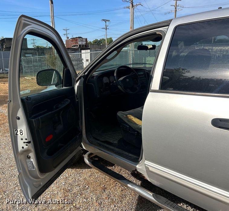 image for item ET3484 2004 Dodge Ram 1500 Quad Cab pickup truck