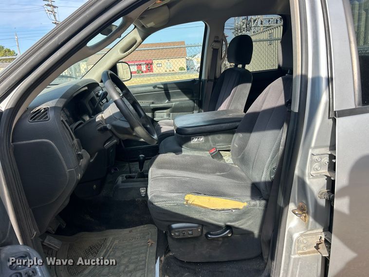 image for item ET3484 2004 Dodge Ram 1500 Quad Cab pickup truck