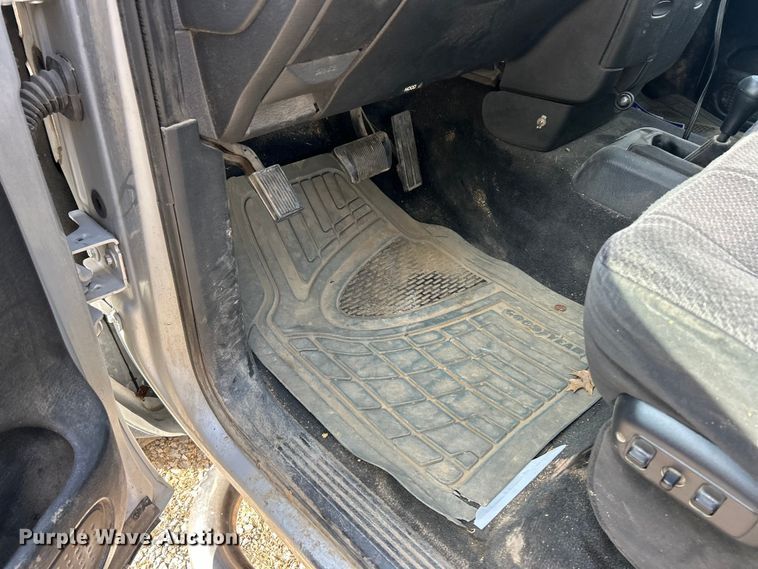 image for item ET3484 2004 Dodge Ram 1500 Quad Cab pickup truck