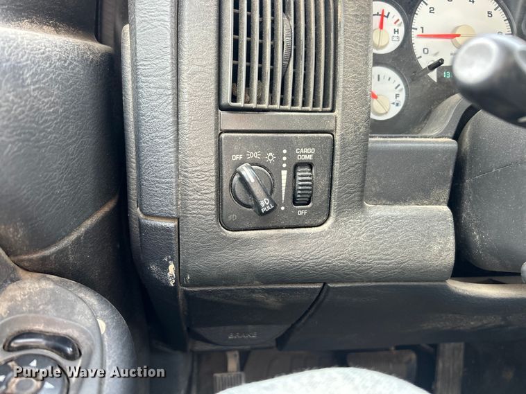 image for item ET3484 2004 Dodge Ram 1500 Quad Cab pickup truck