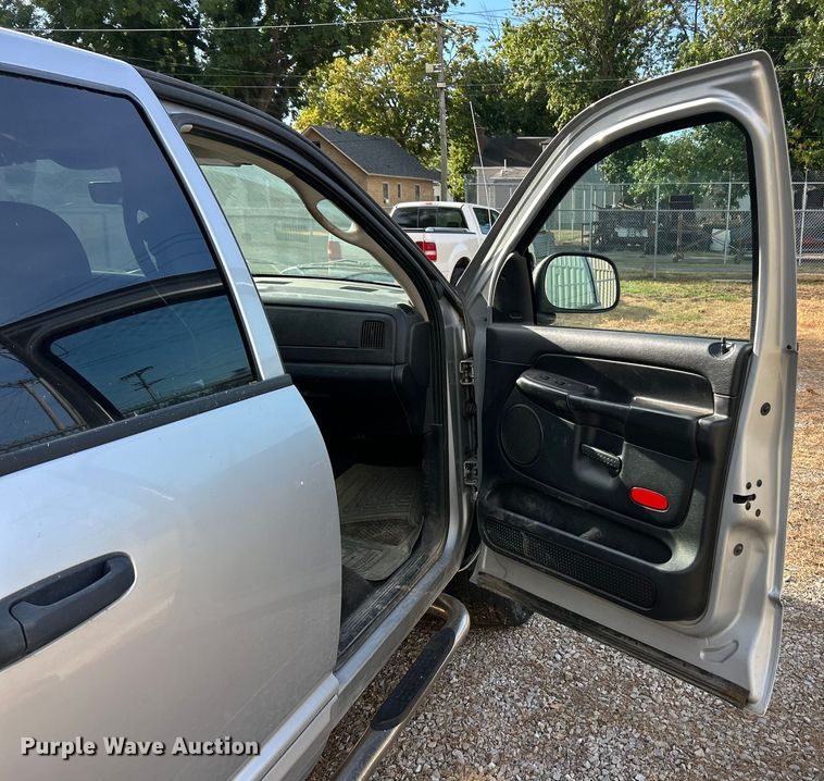 image for item ET3484 2004 Dodge Ram 1500 Quad Cab pickup truck