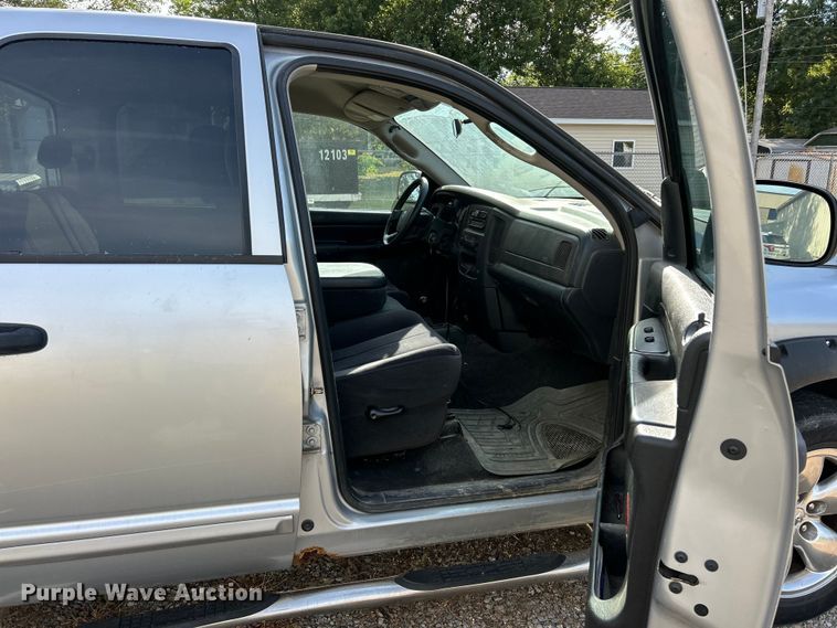 image for item ET3484 2004 Dodge Ram 1500 Quad Cab pickup truck