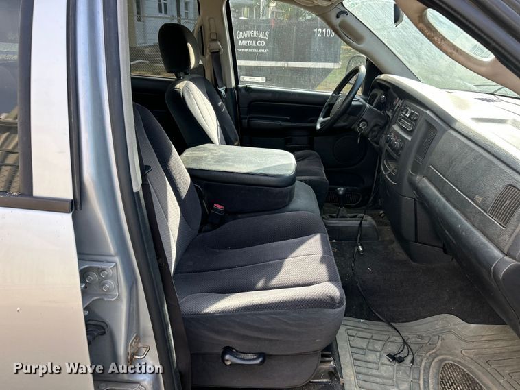 image for item ET3484 2004 Dodge Ram 1500 Quad Cab pickup truck