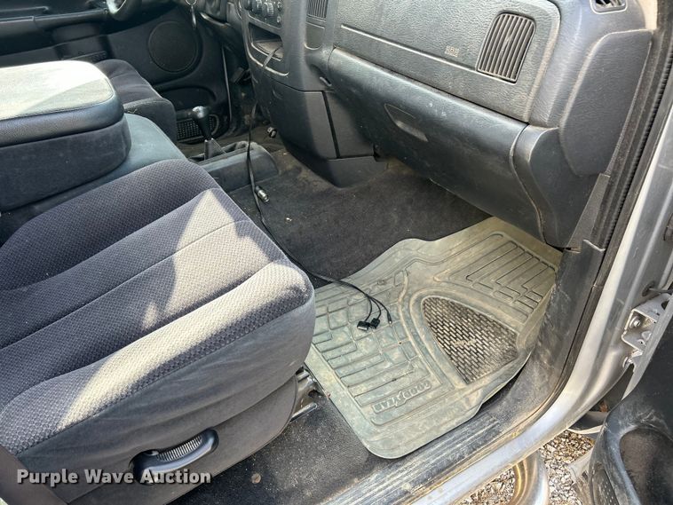 image for item ET3484 2004 Dodge Ram 1500 Quad Cab pickup truck