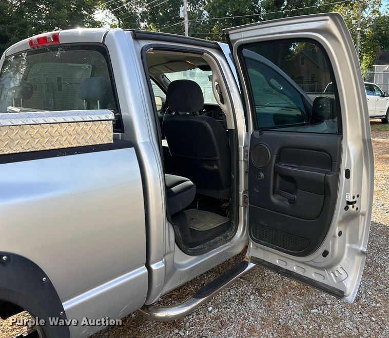 image for item ET3484 2004 Dodge Ram 1500 Quad Cab pickup truck