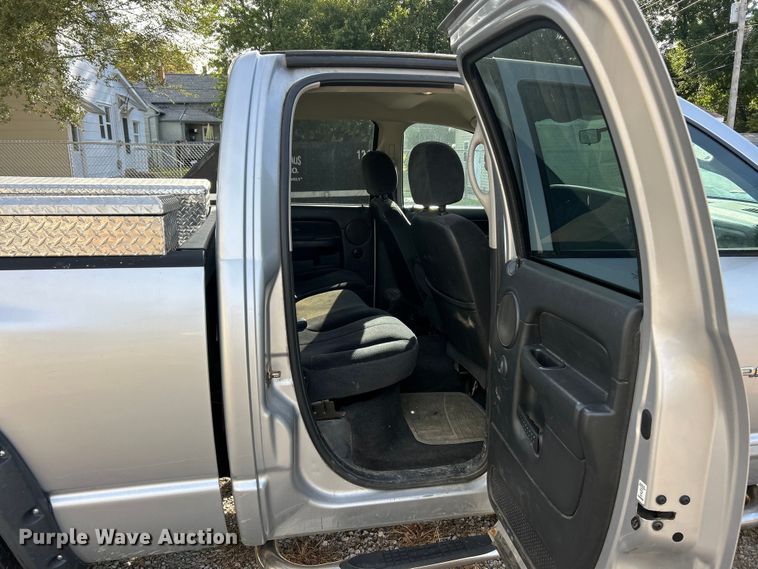 image for item ET3484 2004 Dodge Ram 1500 Quad Cab pickup truck