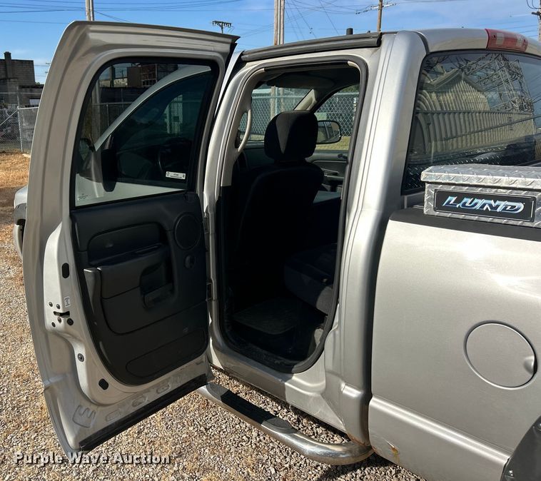 image for item ET3484 2004 Dodge Ram 1500 Quad Cab pickup truck