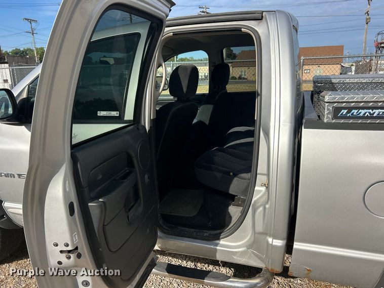 image for item ET3484 2004 Dodge Ram 1500 Quad Cab pickup truck