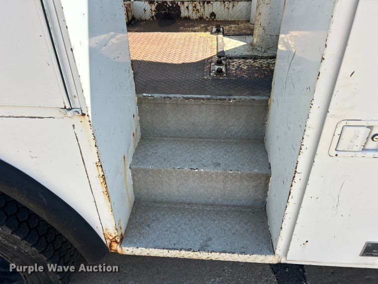 image for item ET3487 1997 International 4700 forestry bucket truck