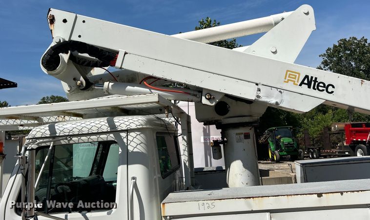 image for item ET3487 1997 International 4700 forestry bucket truck