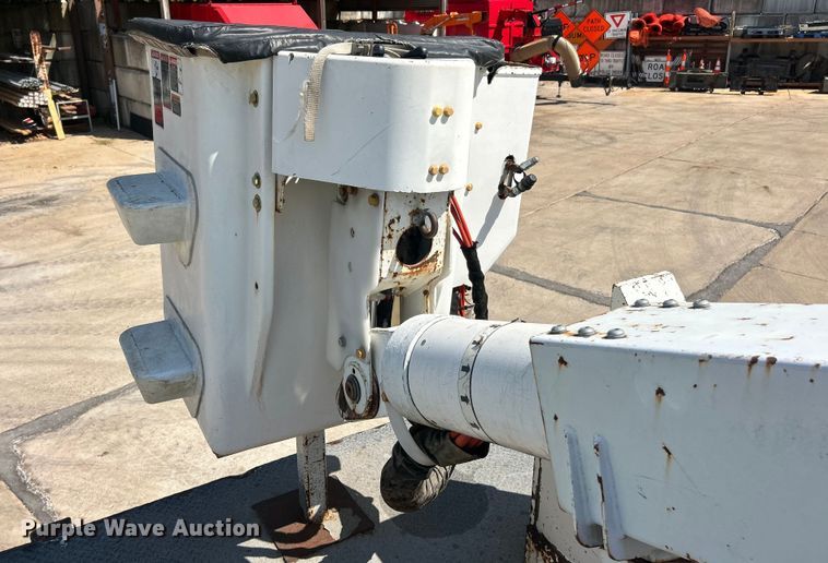 image for item ET3487 1997 International 4700 forestry bucket truck