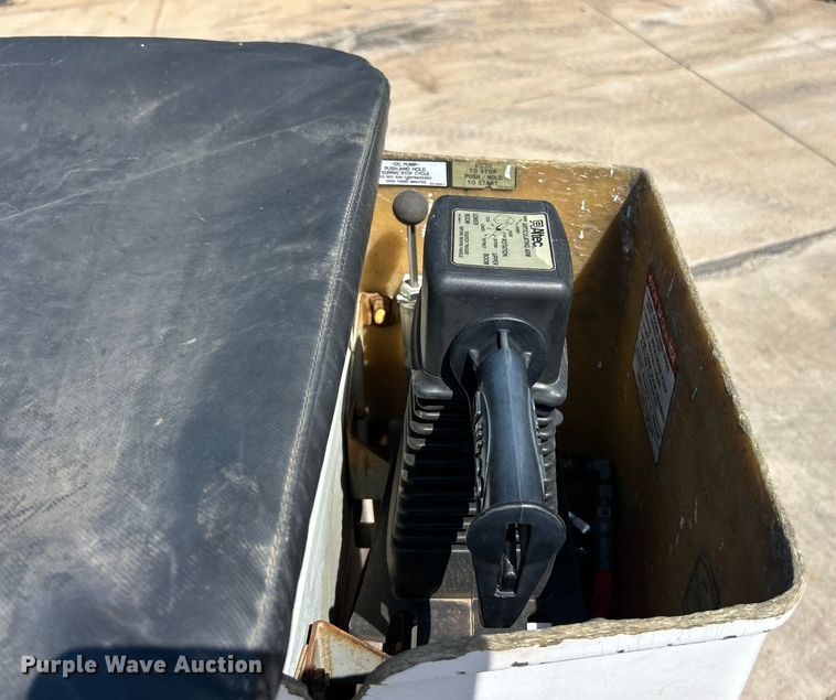 image for item ET3487 1997 International 4700 forestry bucket truck