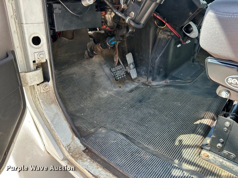 image for item ET3487 1997 International 4700 forestry bucket truck