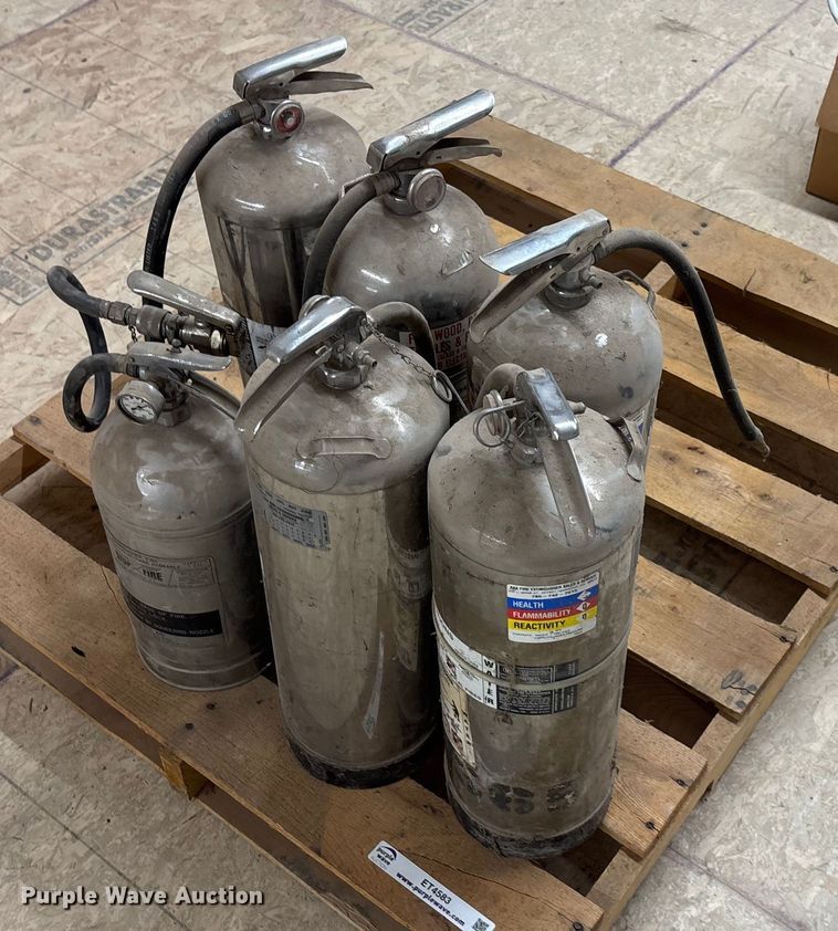 image for item ET4583 Fire Extinguishers (6) fire extinguishers