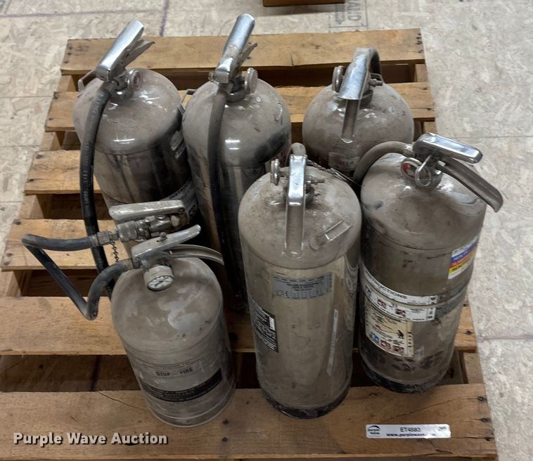 image for item ET4583 Fire Extinguishers (6) fire extinguishers