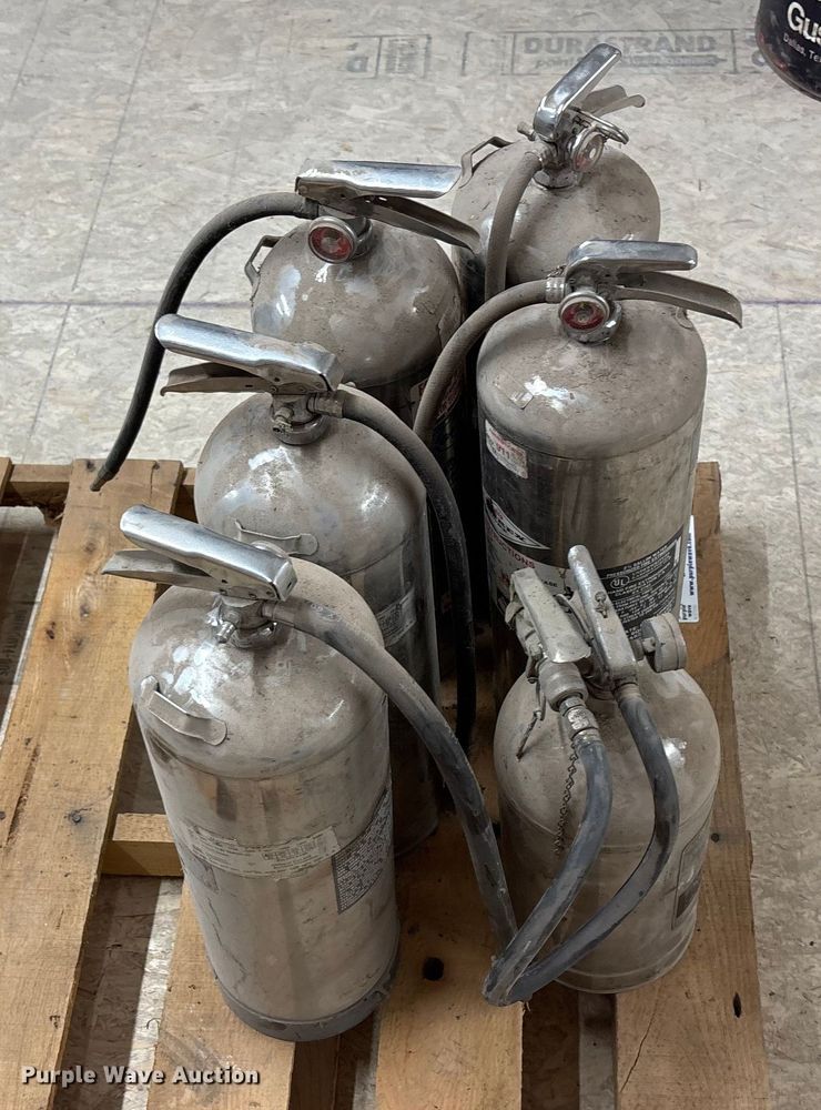 image for item ET4583 Fire Extinguishers (6) fire extinguishers
