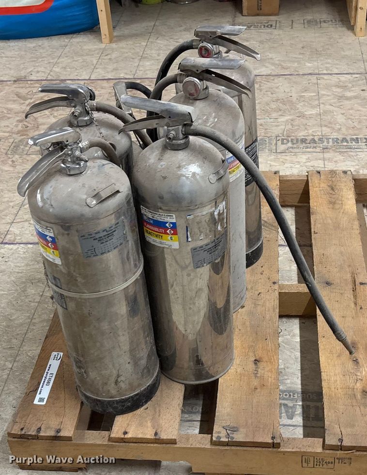 image for item ET4583 Fire Extinguishers (6) fire extinguishers