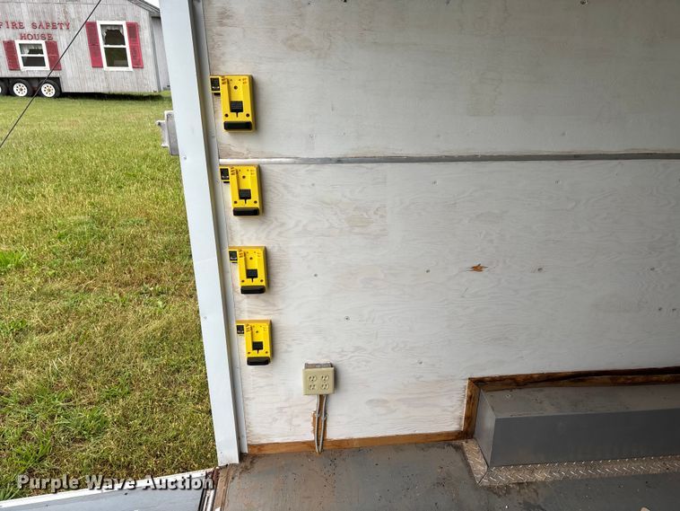 image for item ET4627 2004 Wells Cargo enclosed cargo trailer