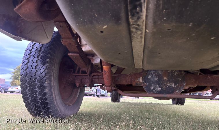 image for item ET4628 1992 GMC Suburban SUV