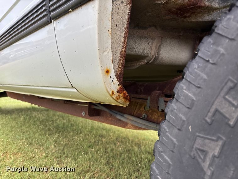 image for item ET4628 1992 GMC Suburban SUV