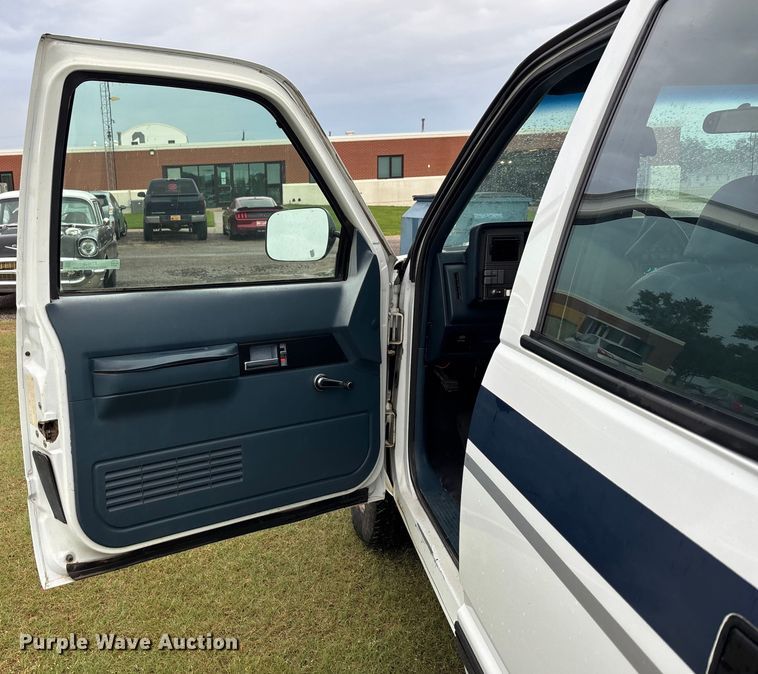 image for item ET4628 1992 GMC Suburban SUV