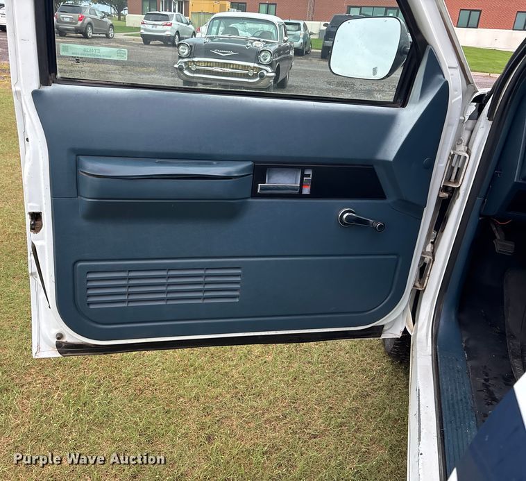 image for item ET4628 1992 GMC Suburban SUV