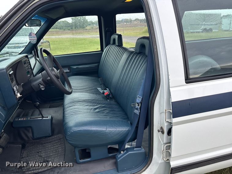 image for item ET4628 1992 GMC Suburban SUV