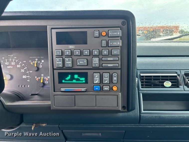 image for item ET4628 1992 GMC Suburban SUV