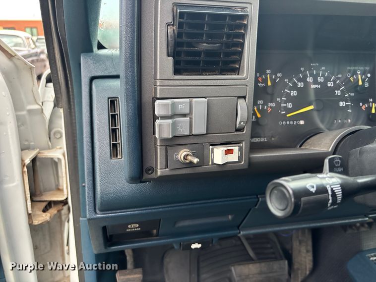 image for item ET4628 1992 GMC Suburban SUV