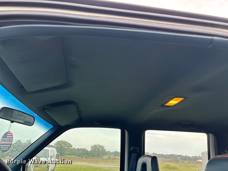 image for item ET4628 1992 GMC Suburban SUV