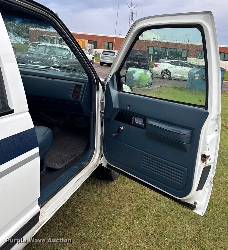 image for item ET4628 1992 GMC Suburban SUV