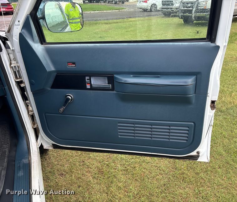 image for item ET4628 1992 GMC Suburban SUV