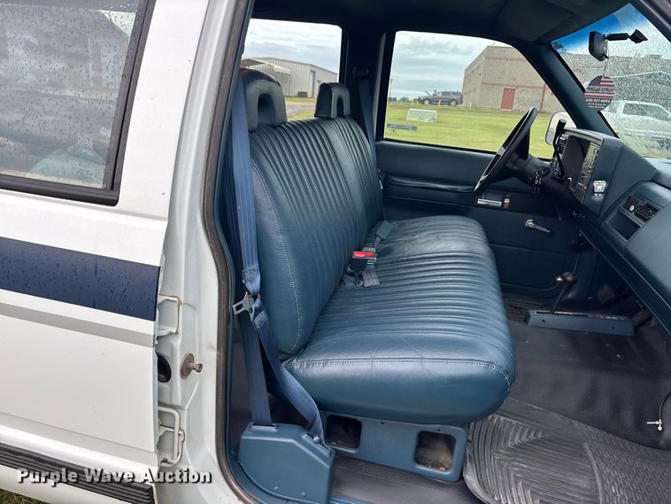 image for item ET4628 1992 GMC Suburban SUV