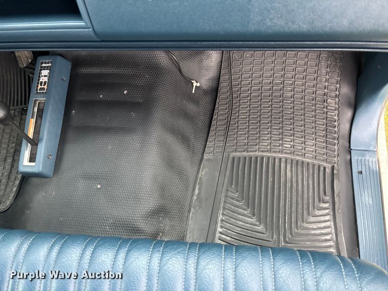 image for item ET4628 1992 GMC Suburban SUV