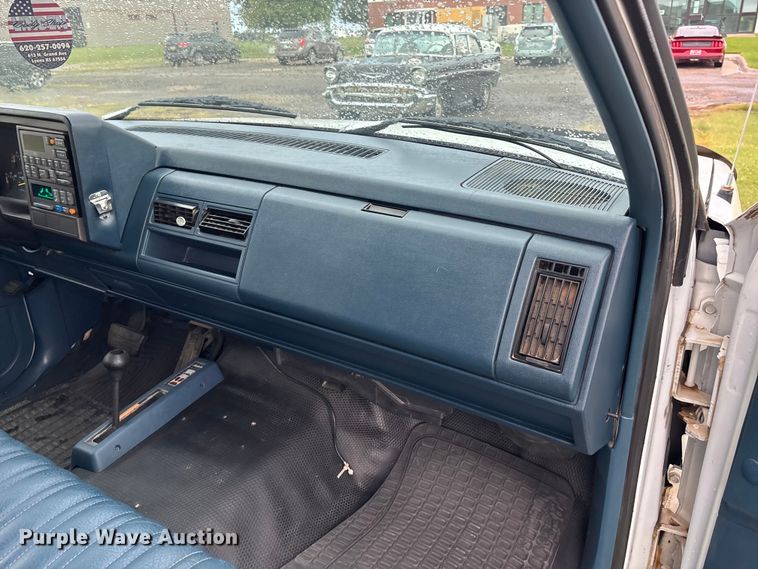 image for item ET4628 1992 GMC Suburban SUV