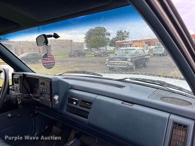 image for item ET4628 1992 GMC Suburban SUV