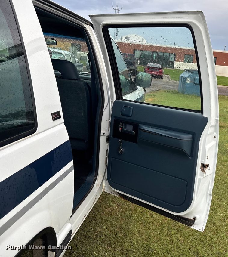 image for item ET4628 1992 GMC Suburban SUV