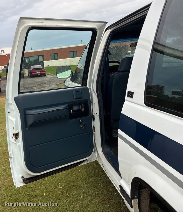 image for item ET4628 1992 GMC Suburban SUV