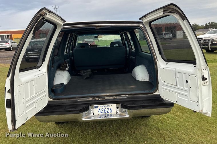 image for item ET4628 1992 GMC Suburban SUV