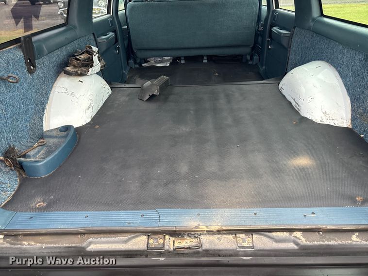 image for item ET4628 1992 GMC Suburban SUV