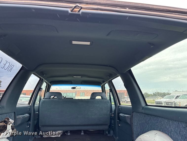 image for item ET4628 1992 GMC Suburban SUV