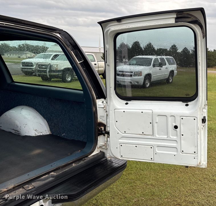 image for item ET4628 1992 GMC Suburban SUV