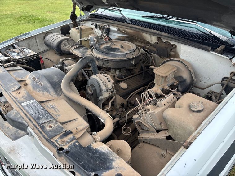 image for item ET4628 1992 GMC Suburban SUV