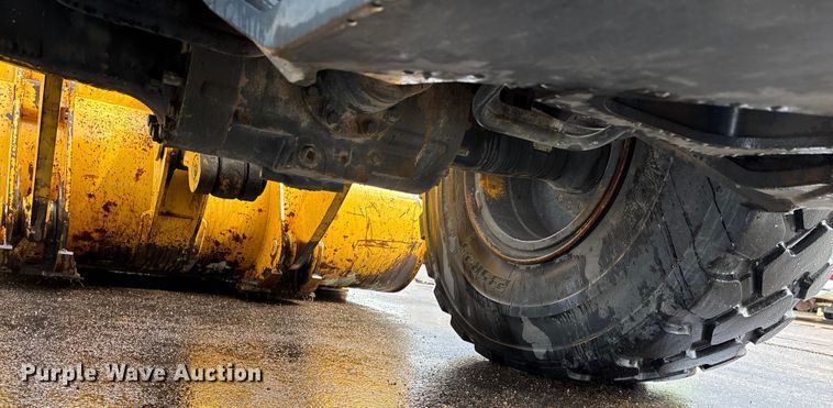 image for item ET4639 2004 Komatsu WA380 Wheel Loader