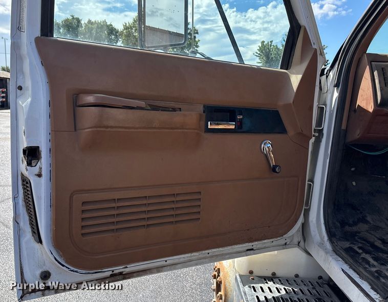 image for item ET4642 1992 CHEV Flatbed Winch Truck winch truck