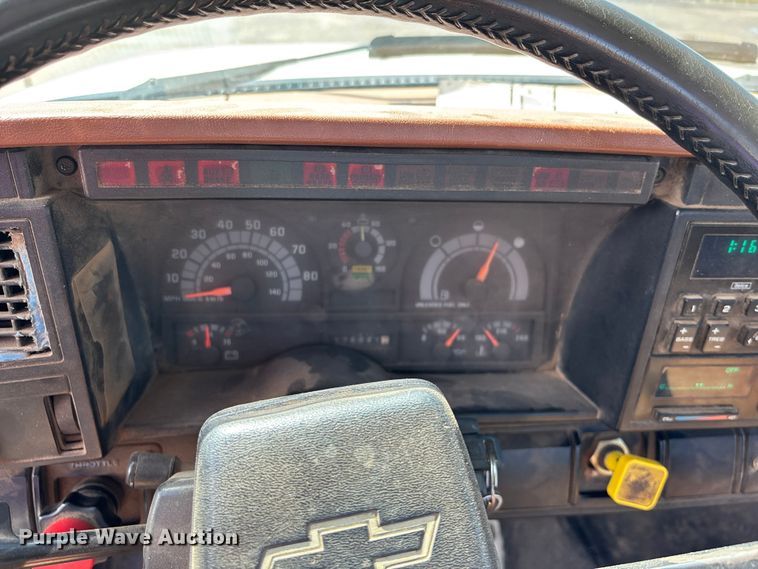 image for item ET4642 1992 CHEV Flatbed Winch Truck winch truck