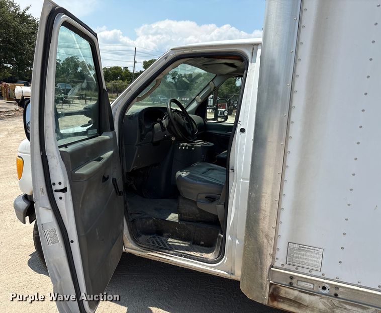 image for item EU0033 2005 Ford E350 Super Duty box truck