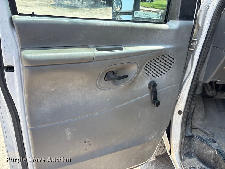 image for item EU0033 2005 Ford E350 Super Duty box truck